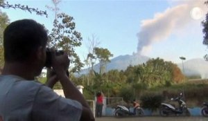 Indonésie : l'éruption du volcan Raung paralyse le trafic de plusieurs aéroports
