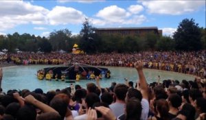 Des milliers d'étudiants sautent dans une fontaine de l'université