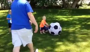 Voici comment NE PAS Jouer au Football avec ses Enfants