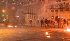 Grèce : échauffourées devant le parlement à Athènes