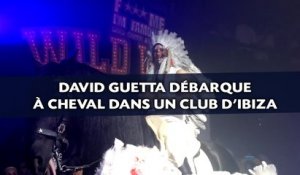 David Guetta débarque à cheval dans un club d'Ibiza