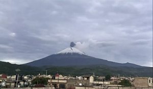 Le volcan du Mexique Popocatepetl crache une colonne de cendres