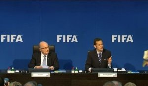Fifa : un humoriste fait pleuvoir des faux billets sur Sepp Blatter