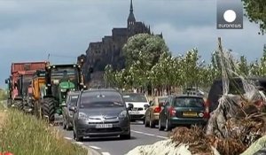 Des agriculteurs en colère bloquent l'accès au Mont Saint Michel