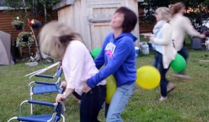 Des femmes ivres s'amusent à éclater des ballons