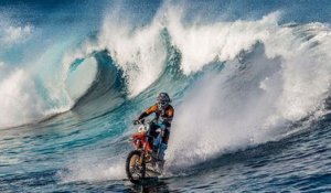 Il surf une vague géante avec...une motocross !