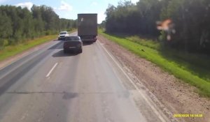 Quand un Russe oublie que sa voiture n'est pas assez puissante pour doubler un camion