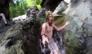Un slip'n'slide géant dans une cascade naturel en Colombie-Britannique