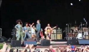 Lenny Kravitz craque son pantalon et montre la totale en plein concert
