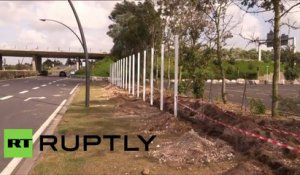 Débuts des travaux d'installation d'une clôture anti-migrants à Calais