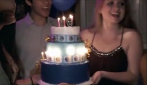Elle met le feu à ses faux cils en soufflant les bougies de son gâteau d'anniversaire - FAIL
