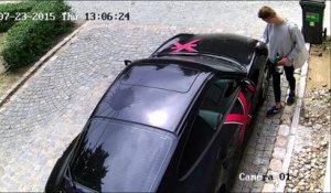 Un homme raye une Porsche
