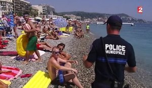 Des démineurs font exploser un obus de la seconde guerre mondiale sur la plage de Nice