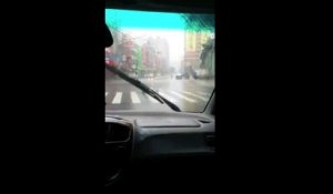 Un scooter soulevé par la tornade Soudelor à Taiwan !