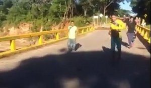 Ils traversent un pont qui s'écroule juste après leur passage