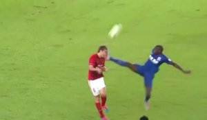 Demba Ba s'essuie la semelle sur le visage de son adversaire