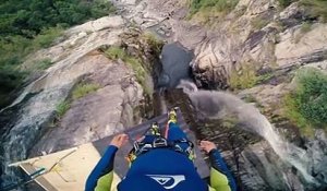 Record du monde: Un plongeon terrifiant depuis une falaise de 59m !