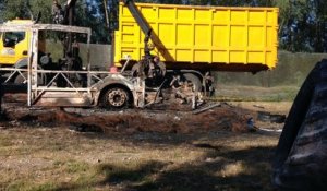 Retrait du bus incendié sur un terrain de paintball - Moreuil (80), août 2015
