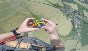Faire un saut en parachute en réalisant un Rubik's Cube