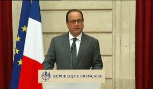 François Hollande décore les héros du Thalys, qui "incarnent le bien de l'humanité"