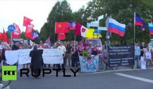 Manifestants protestent pendant la réunion Merkel-Hollande-Porochenko