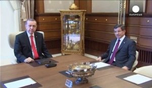 Turquie : Erdogan charge Davutoglu de former un cabinet de transition