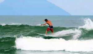 Quand Thiago Camarão saute par-dessus un autre surfeur