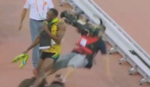 Usain Bolt renversé par un caméraman aux Mondiaux de Pékin