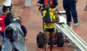 Usain Bolt mis KO par un cameraman après son 200m - Grosse chute en Segway