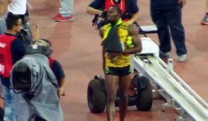 Usain Bolt renversé par un cameraman en segway après avoir remporté la finale du 200 m à Pékin