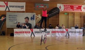 Cette championne nous fait une démo d'acrobaties à vélo : impressionnant!