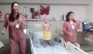 Des infirmières dansent pour distraire une fillette malade