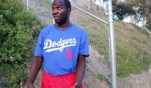 Ce joueur de Baseball cubain campe devant le stade des Dodgers de L.A espérant faire un essai
