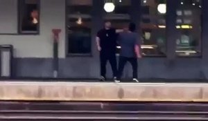 Il tombe sur la voie et remonte juste avant l'arrivée du train