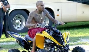 Chris Brown conduit sans t-shirt dans un nouveau clip