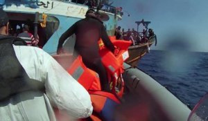 Migrants : la marine nationale vient en aide à 327 naufragés
