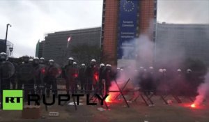 À Bruxelles, des agriculteurs jettent du foin sur la police et y mettent le feu