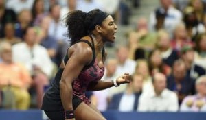 Serena Williams gagne devant un parterre de stars