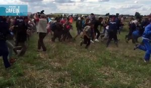 Une caméraman hongroise fait un croche-pied à un migrant