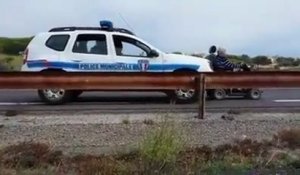 Une voiture de police pousse un fauteuil roulant