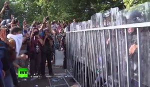 La police hongroise utilise du gaz lacrymogène et canons à eau pour éloigner les réfugiés