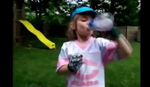 Cette petite Fille fait une Blague Cruelle à sa Maman