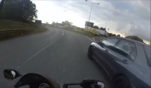 Instant Karma pour un automobiliste qui double un motard par la droite