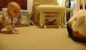 Un bébé et un beagle jouent ensemble... Trop adorable