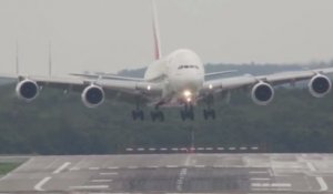 En pleine tempête, l'atterrissage tout en maîtrise d'un A380