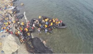 Un drone filme l'arrivée de réfugiés sur les côtes grecques
