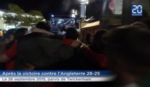 Les supporters gallois chantent du Tom Jones devant le bus de leur équipe