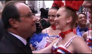 A New York, Hollande prend la pose avec les danseuses du Moulin Rouge