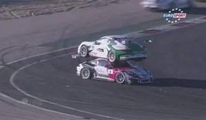 2 Porsche l'une sur l'autre après un accident pendant une course automobile en espagne