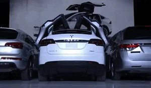 Ouverture des portes de la Tesla Model X dans un parking serré